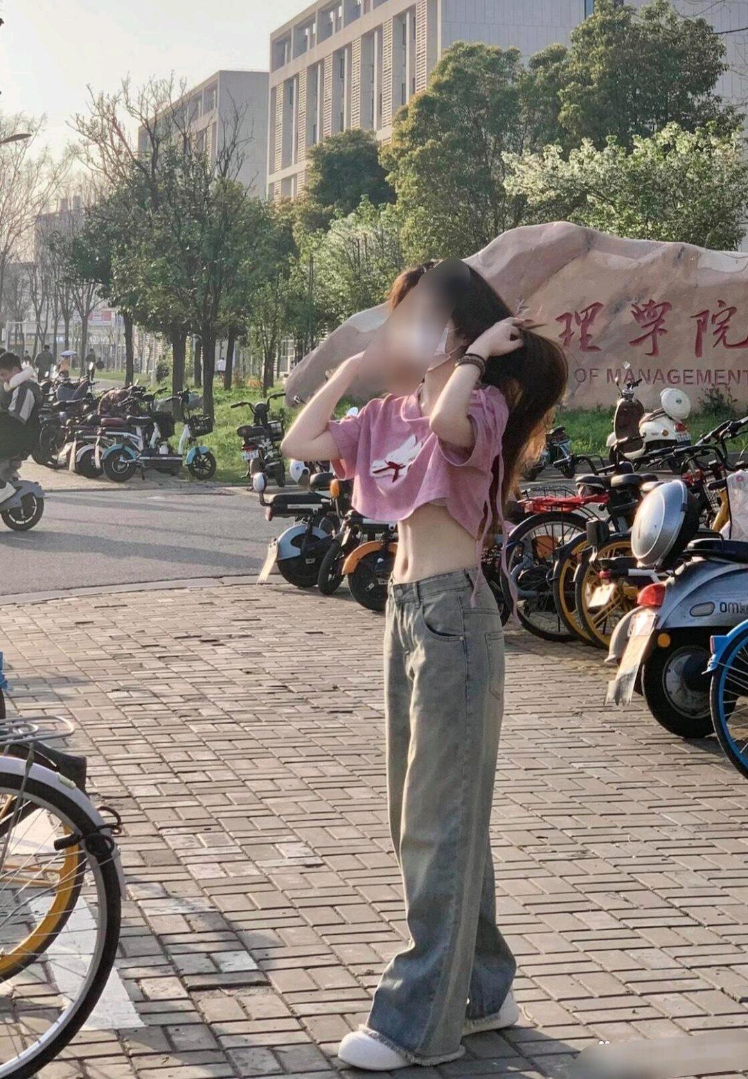 把肚脐露出来,真担心她拉肚子了