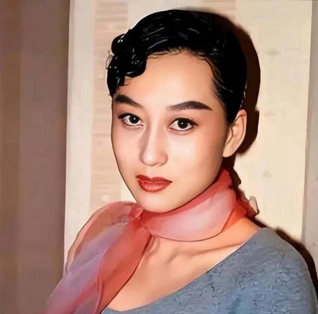 在我看来,黄秋燕比利智要漂亮得多,并且她还更具耐看性.