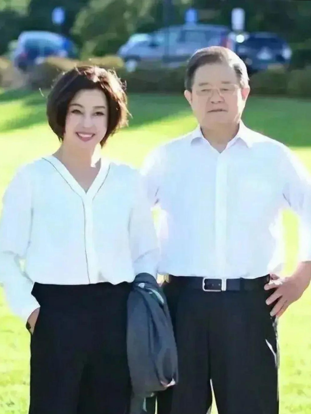 刘晓庆和现任老公感情深厚.其老公 82 岁,看上去一表人才,气度不凡.