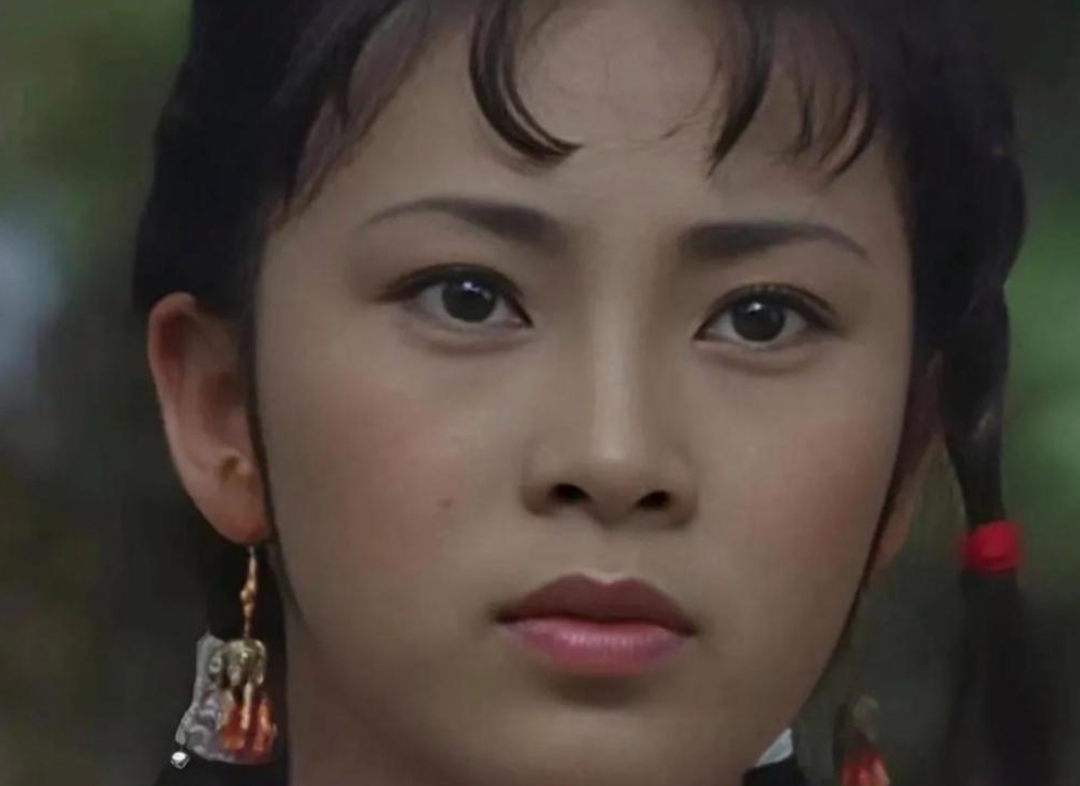 在我看来,黄秋燕比利智要漂亮得多,并且她还更具耐看性.