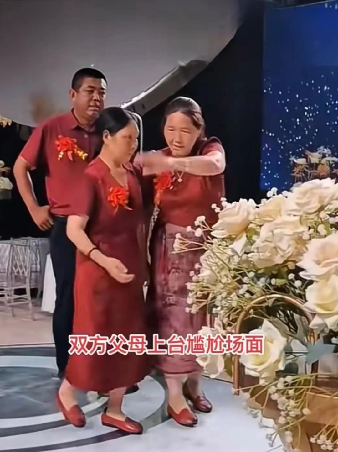 高个子的喜妈妈在指导矮个子的亲家母该怎么走,矮个子的喜妈妈拄着