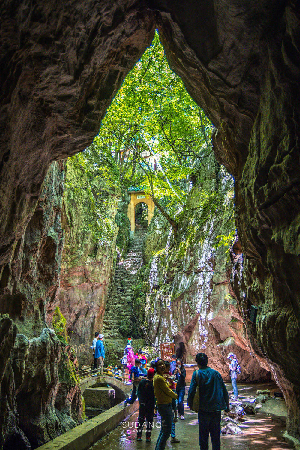 武汉白云洞,位于下川村北五公里处,是一处溶洞景区