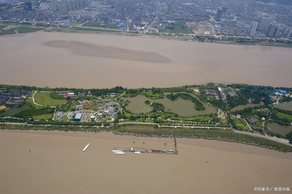 现存的鹦鹉洲位于武汉市汉阳区,是一处生态湿地,拥有丰富的植物种类和