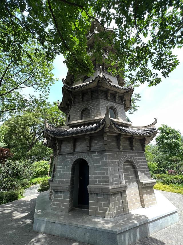 武汉蛇山,也被称为黄鹤山,位于武汉市武昌城内,是武汉市的三大名芍