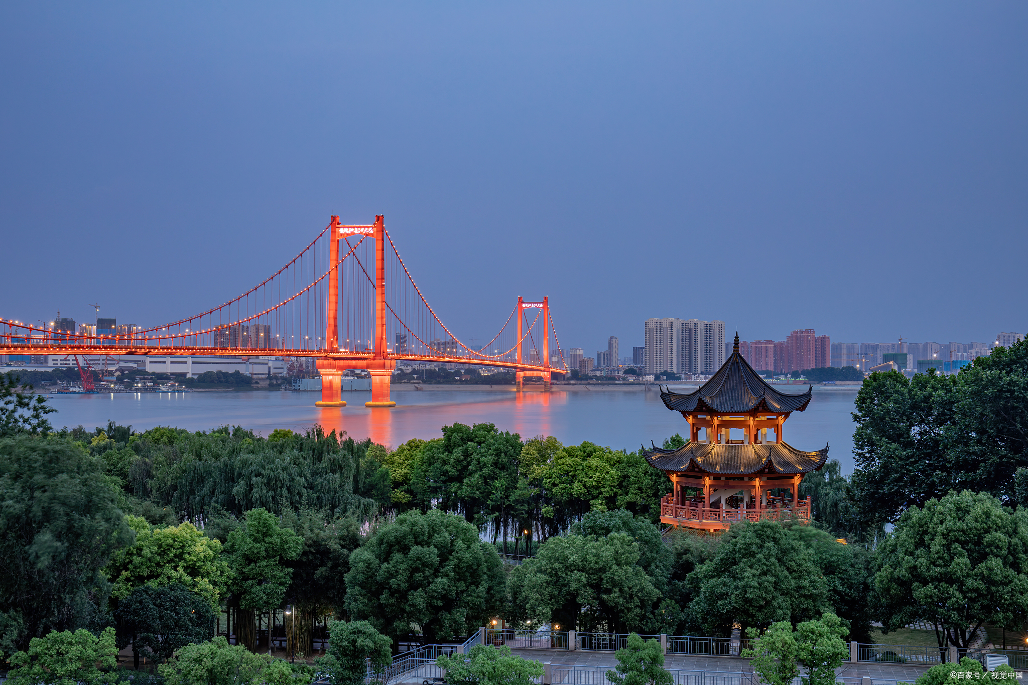 现存的鹦鹉洲位于武汉市汉阳区,是一处生态湿地,拥有丰富的植物种类和