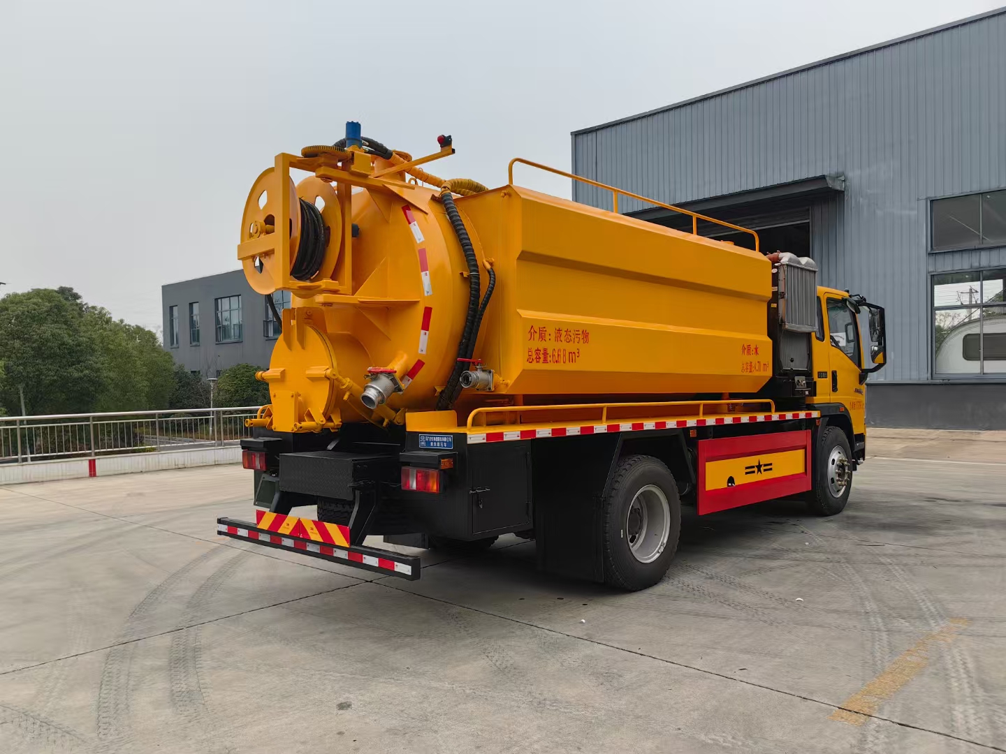 重汽豪沃13方清洗吸污车潍柴220马力 整车小区城市通过性强,超强吸力