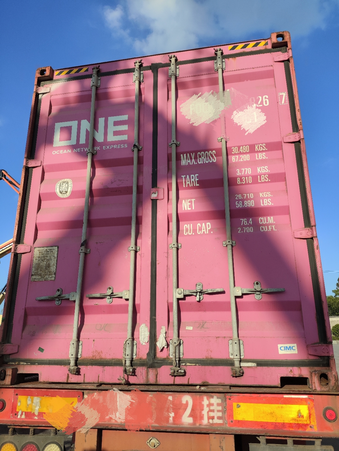 粉红泡泡[得意][得意][得意] 红色大型集装箱,标有"one",海洋网络快递