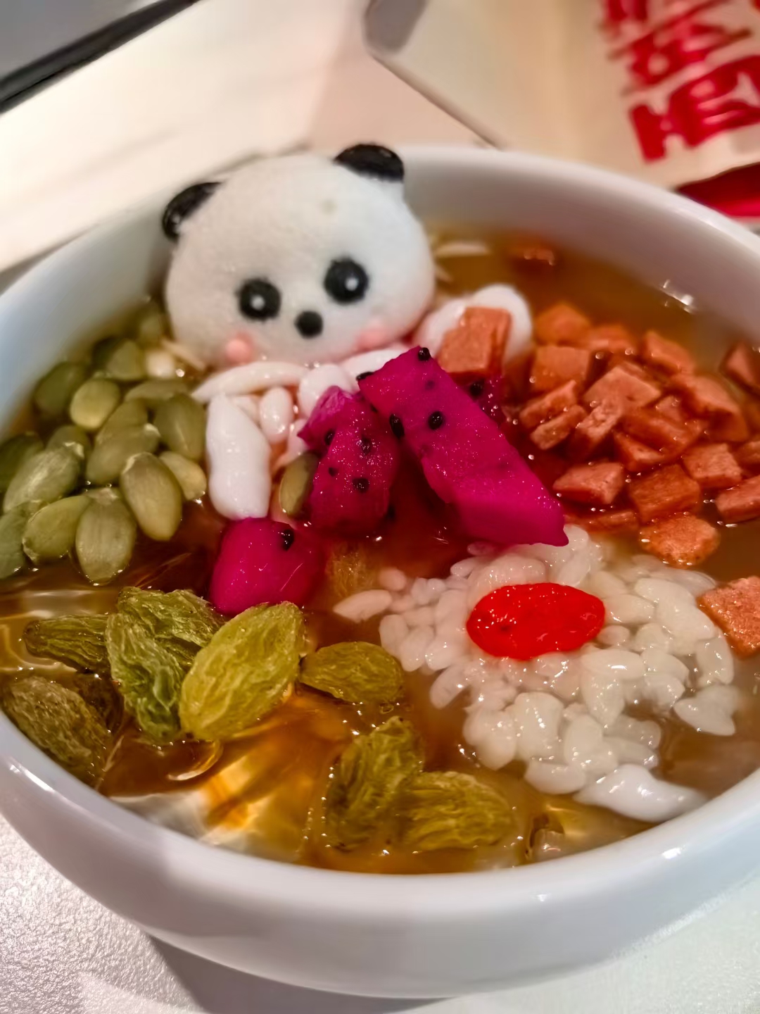 眼前这独特风光,犹如一把时光钥匙,悄然开启往昔十年的温馨之门