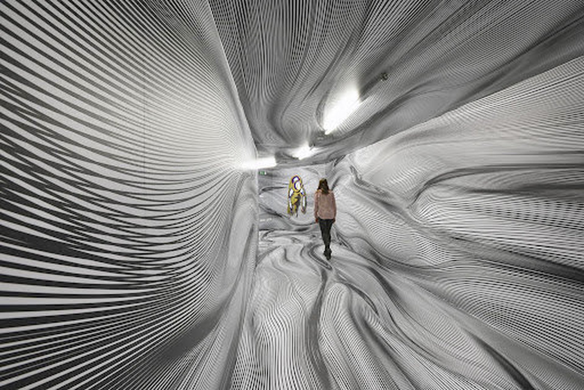 在空间里感受线条的律动,如果五感中除了视觉保留以外其他的都暂时