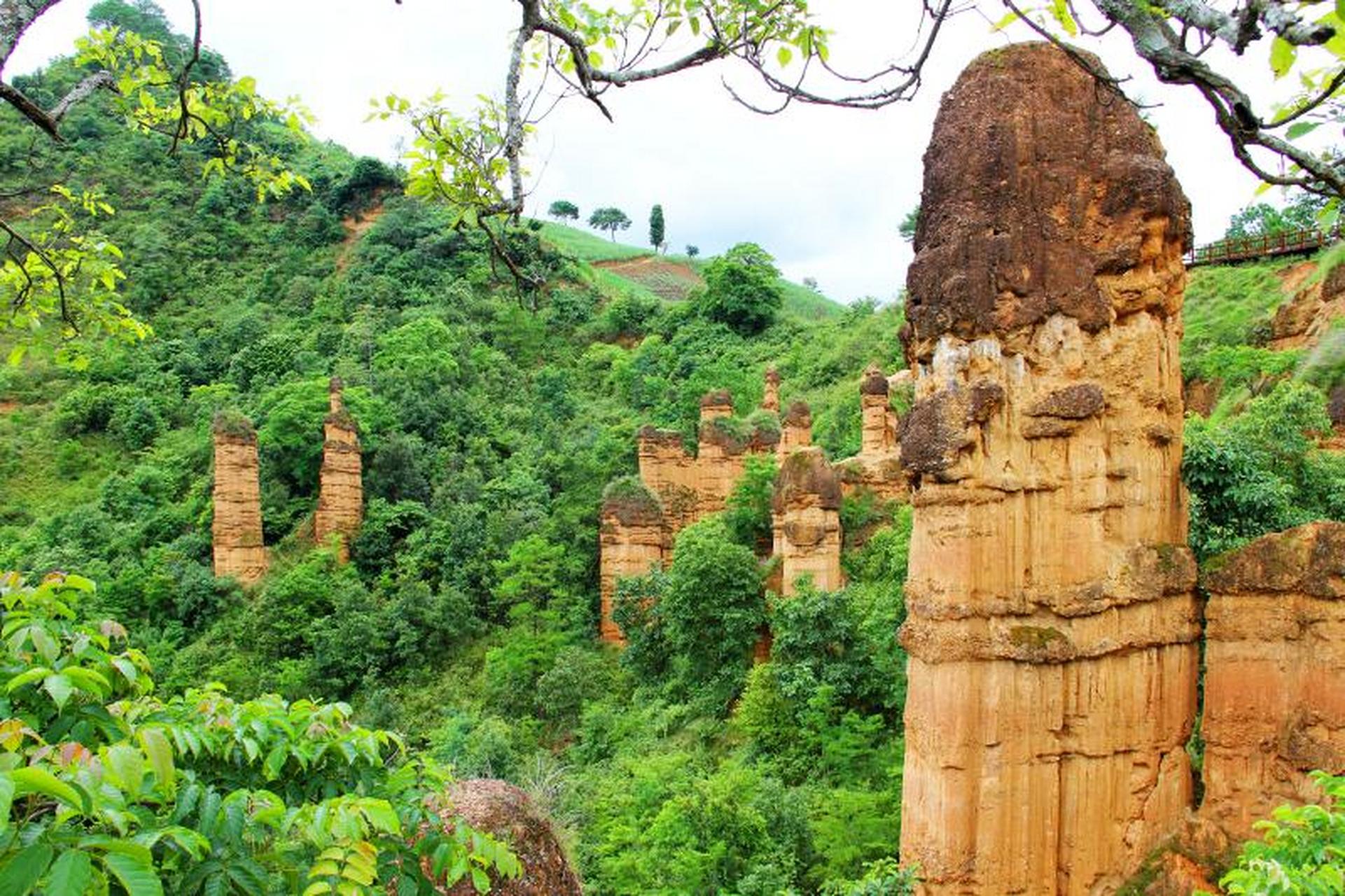 风光摄影#永德土佛,位于永德县永康镇忙况村下忙平自然村,历经千年