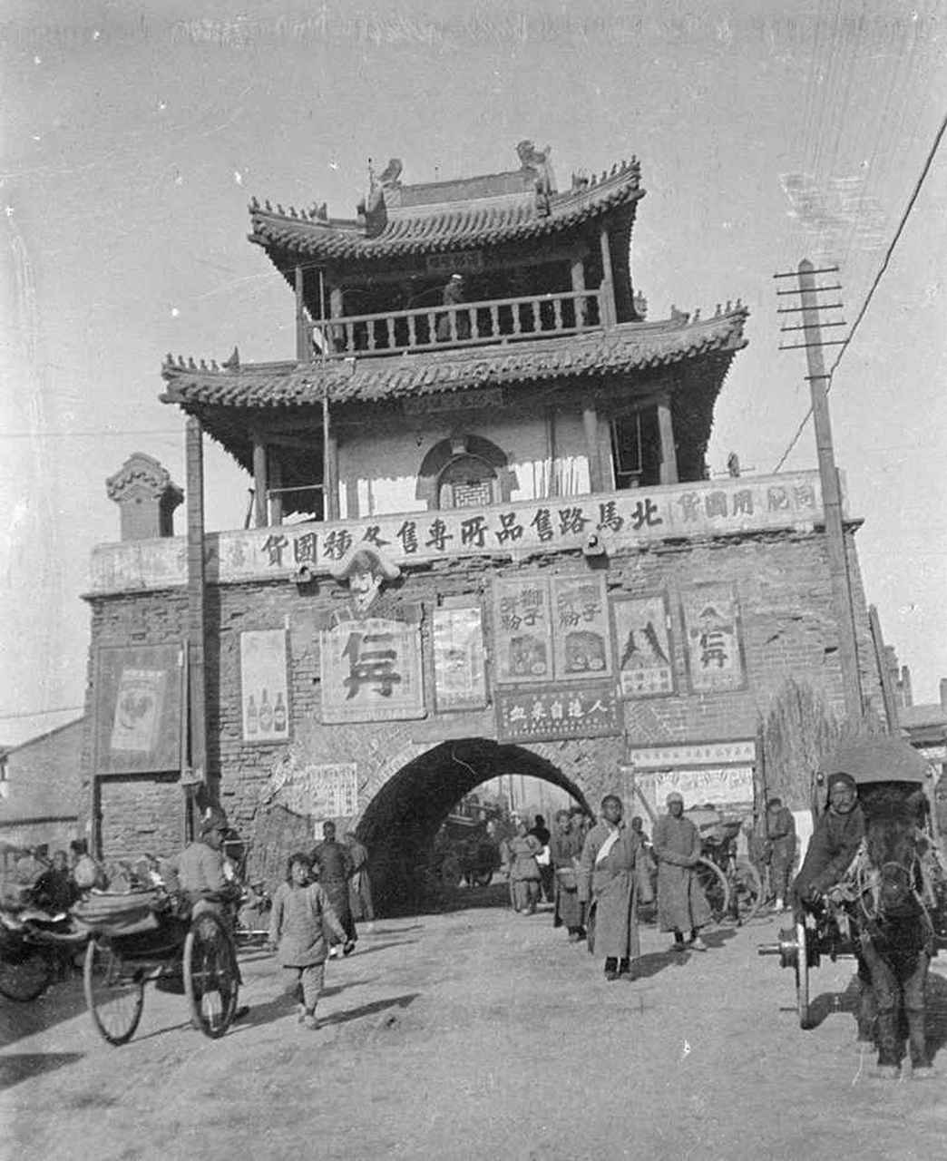 【老照片】旧时的天津鼓楼 天津鼓楼,位于天津城中心,周围有北马路,东