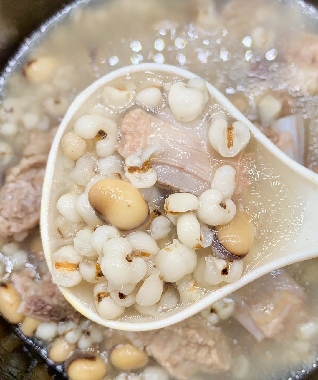 扁豆薏米排骨汤不但可以改善气血亏虚导致的头晕,头痛的症状,对于四肢