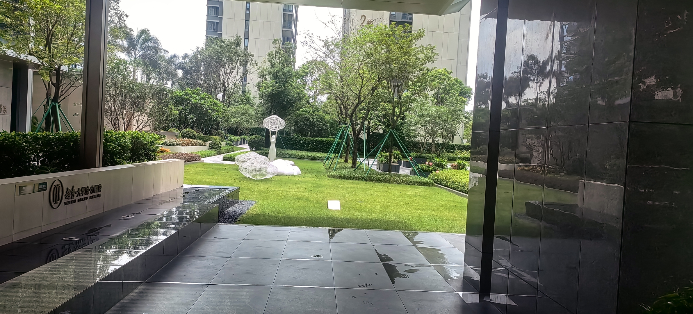 这里的绿化就像公园一样的错落有致,既有休闲的地方