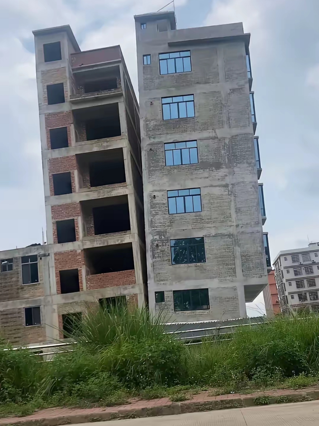 因为右边房子和地面接触的面积比六层房子自家建的6层楼房怎么建最