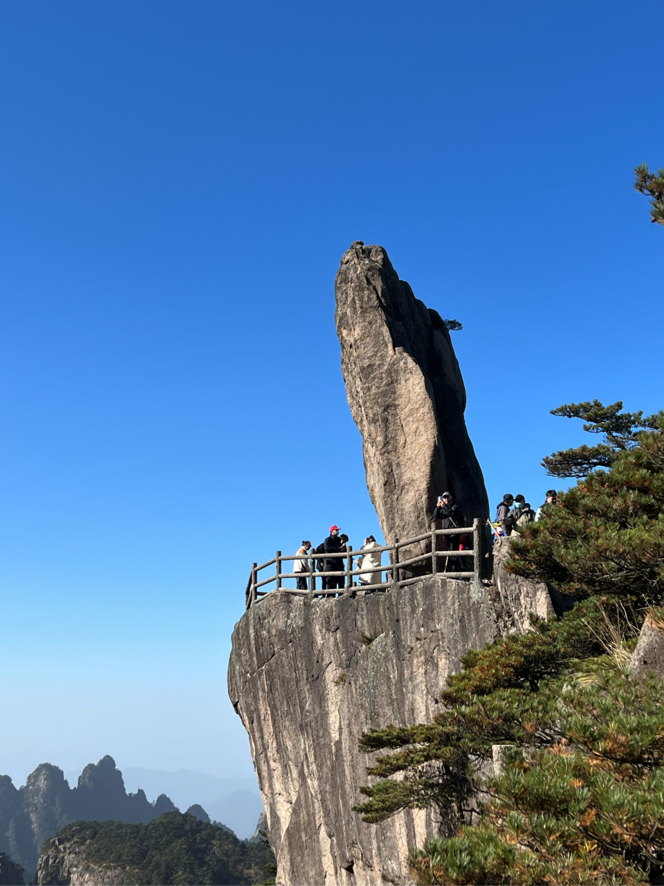 百度秋冬打卡挑战赛# 黄山飞来石景区