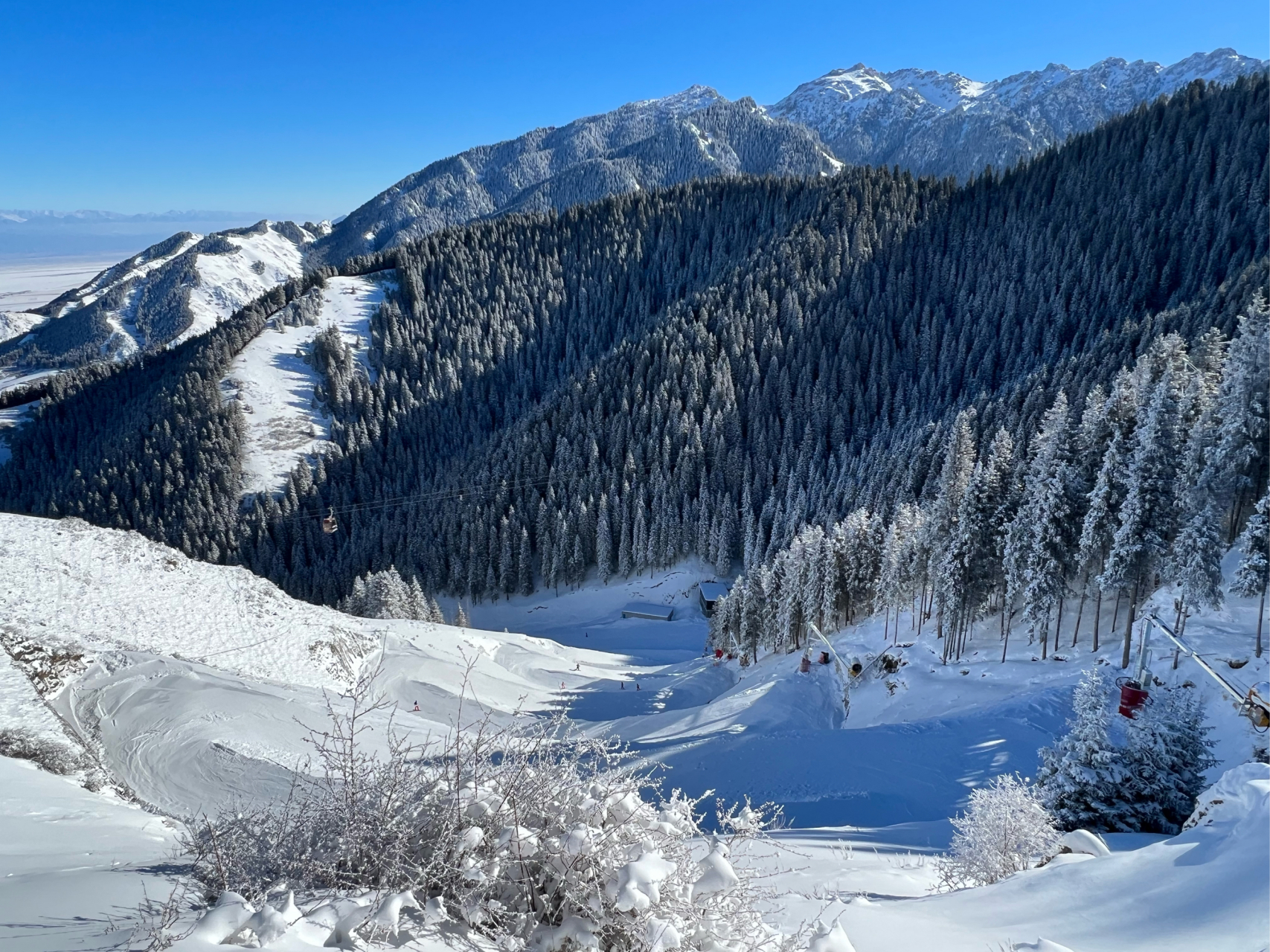 丝路滑雪场雪道图片