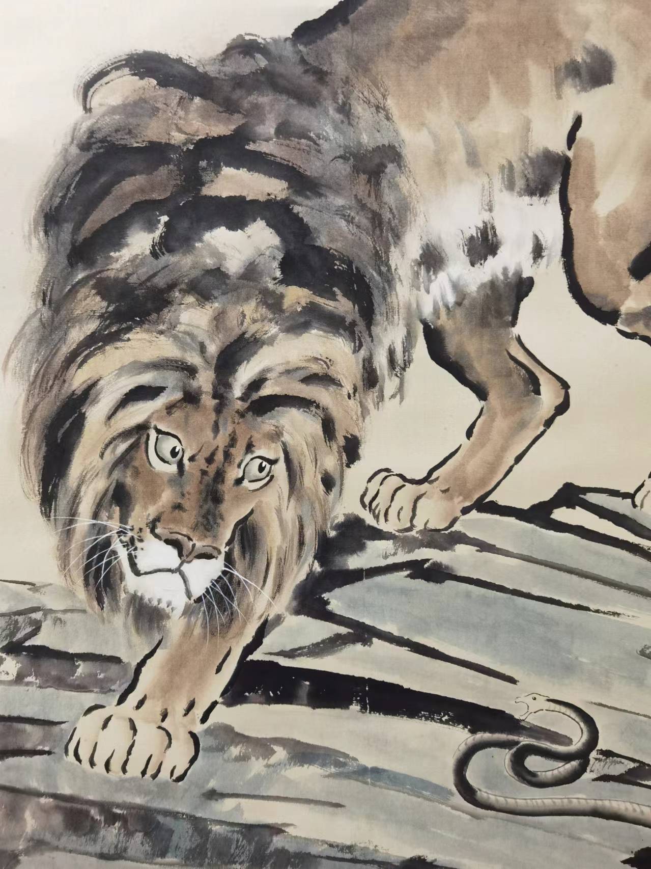 徐悲鸿于1935年春日创作的雄狮观蛇图并写下"处知有长蛇,瑟瑟暗中伺