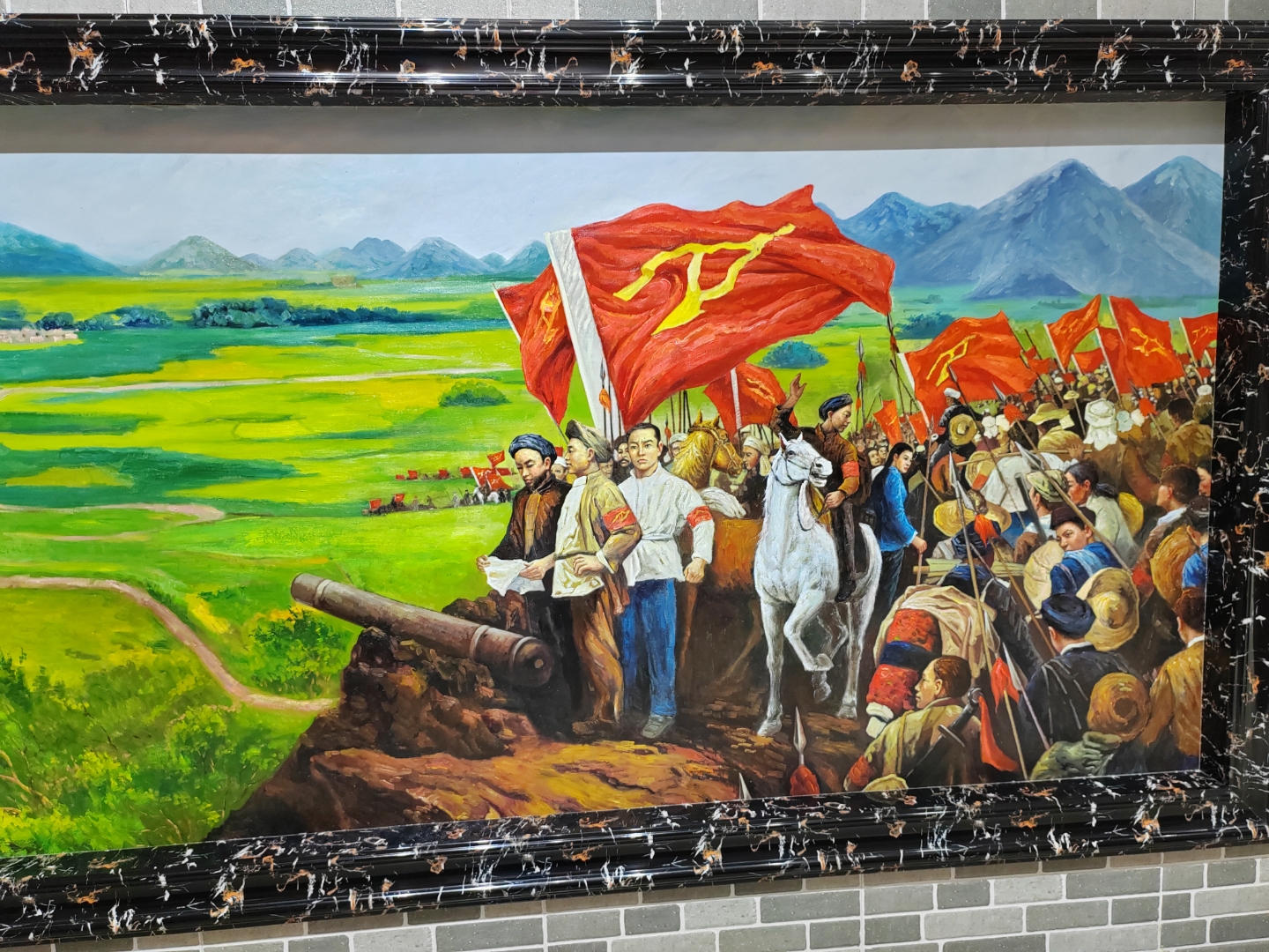 和合术第一人,和合术世家创建人易洪永老师站在绚丽多彩的忠烈阁下