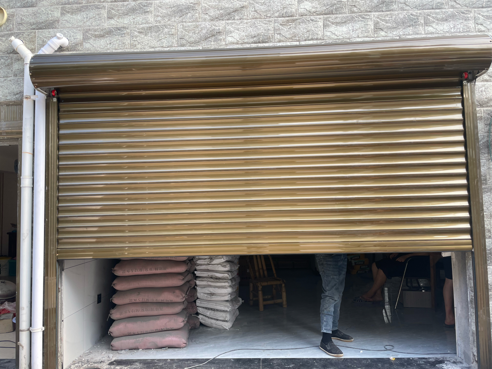 专业生产各种卷帘门.伸缩门.防火卷帘门.抗风门