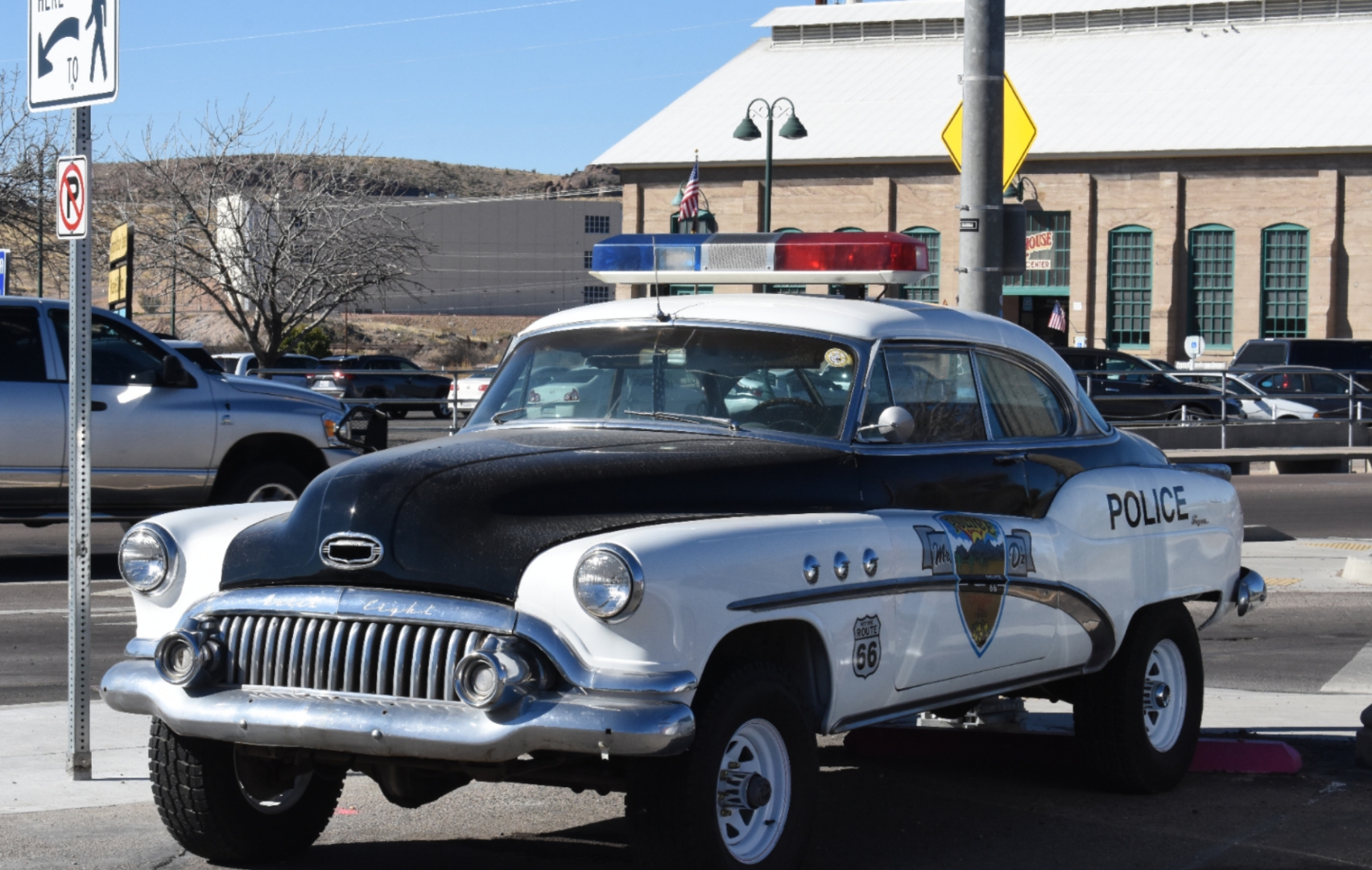 这辆老爷车,是莫哈维沙漠66号公路金曼小城当时的警车.