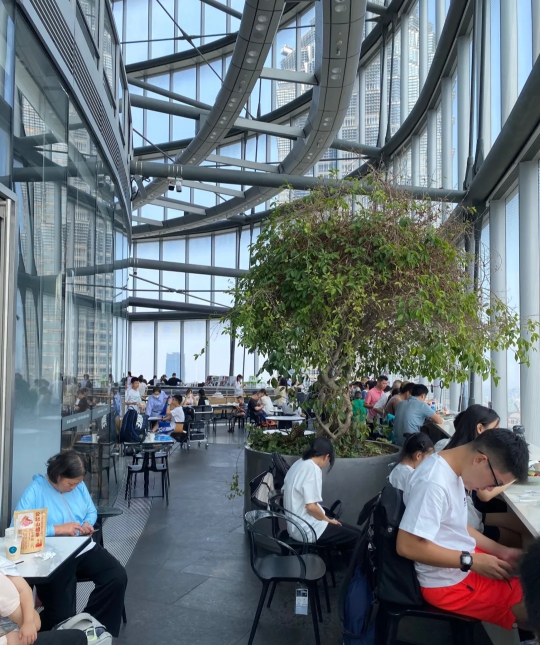 上海云朵书院位于上海中心大厦52楼,是上海之巅俯瞰上海的绝佳位置