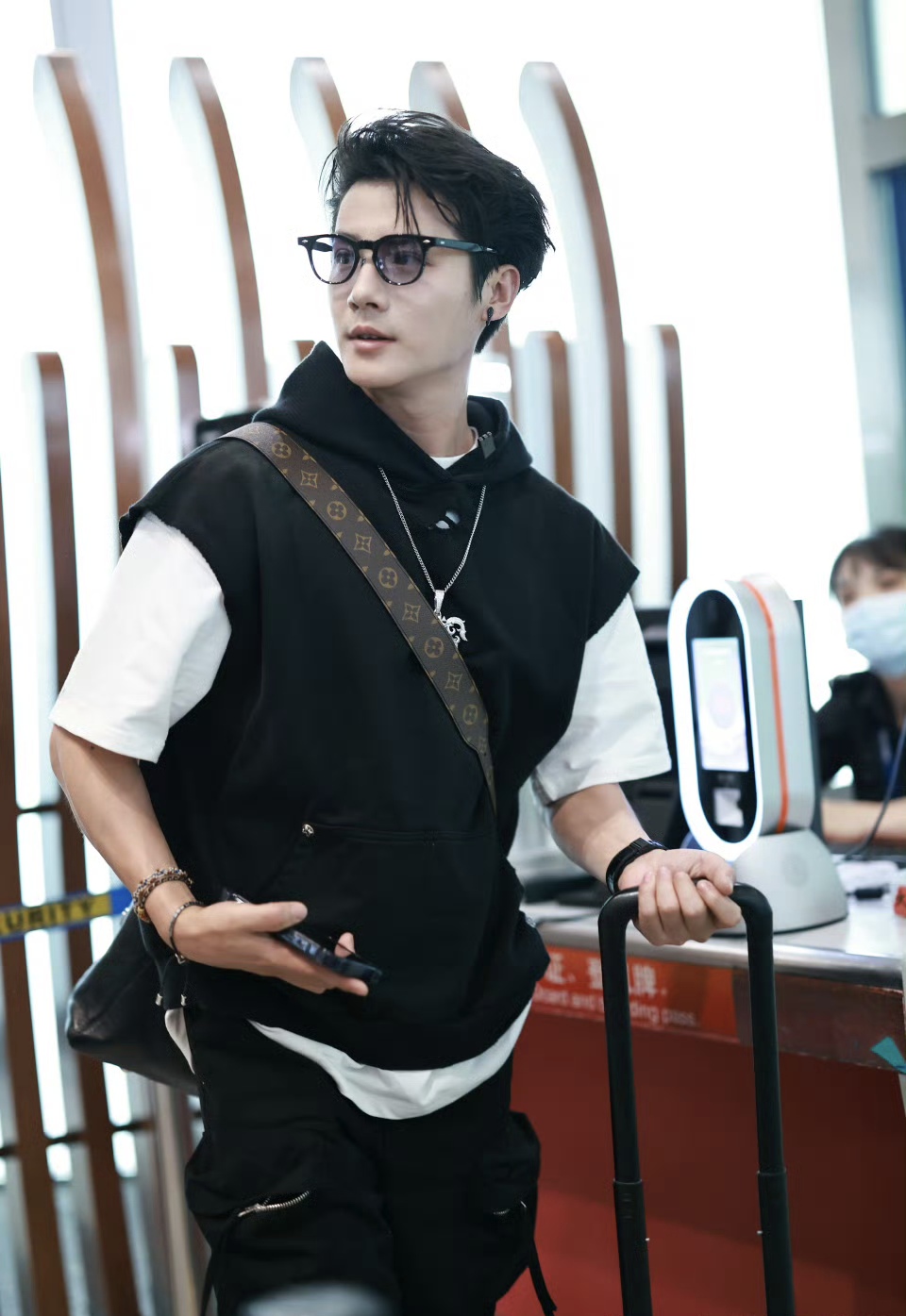 郑业成 北京飞回来的机场饭拍路透!