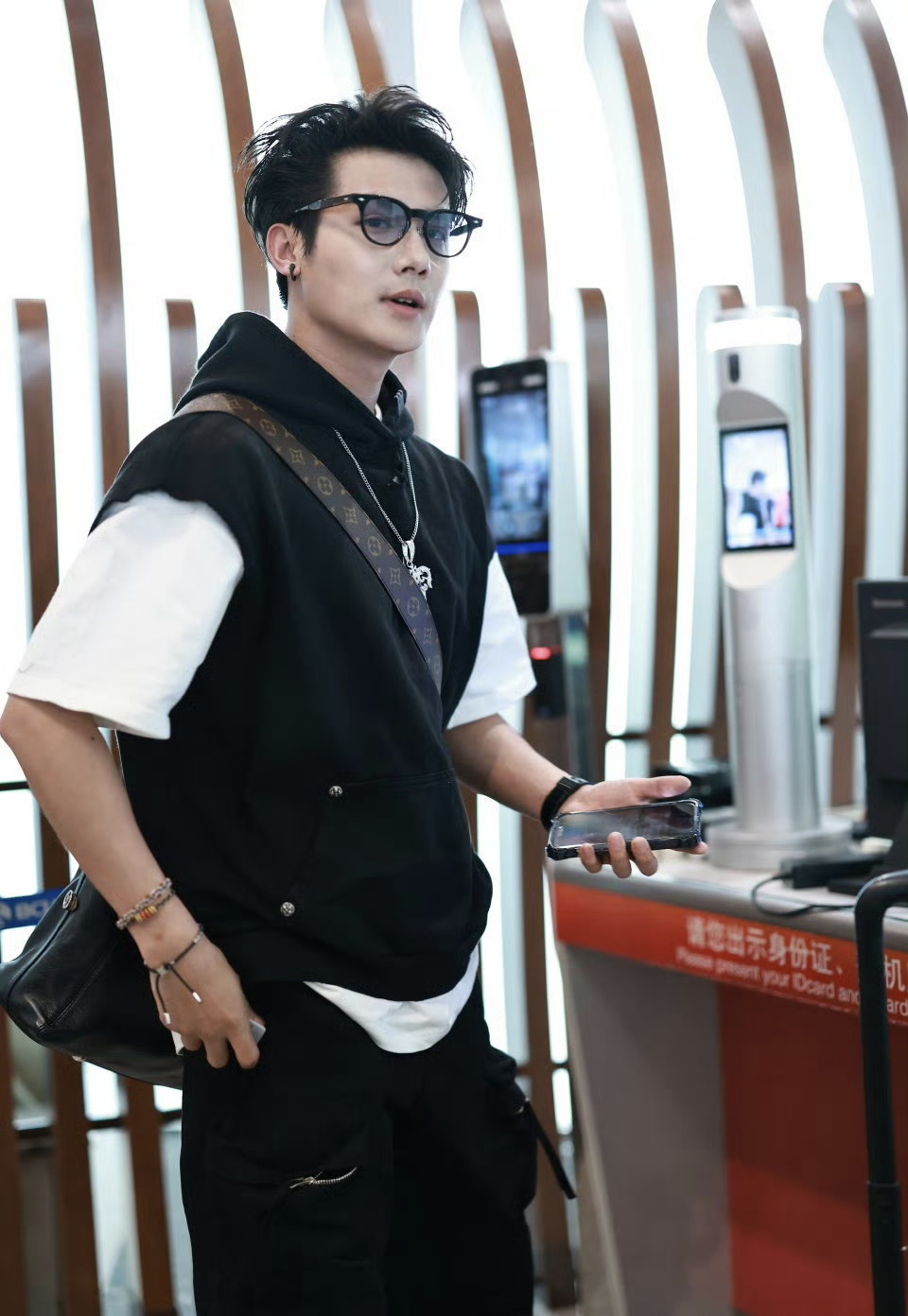 郑业成 北京飞回来的机场饭拍路透!