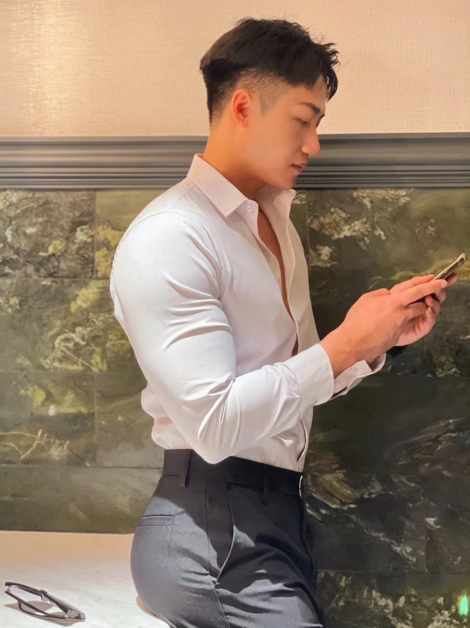 在健身房遇见的一位肌肉帅哥,他的每一块肌肉都显得如此完美.心情也跟