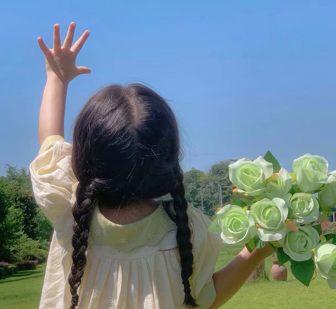 春风拂面,花香袭人,小女孩手捧鲜花,心向蓝天,一张图证明春天来了