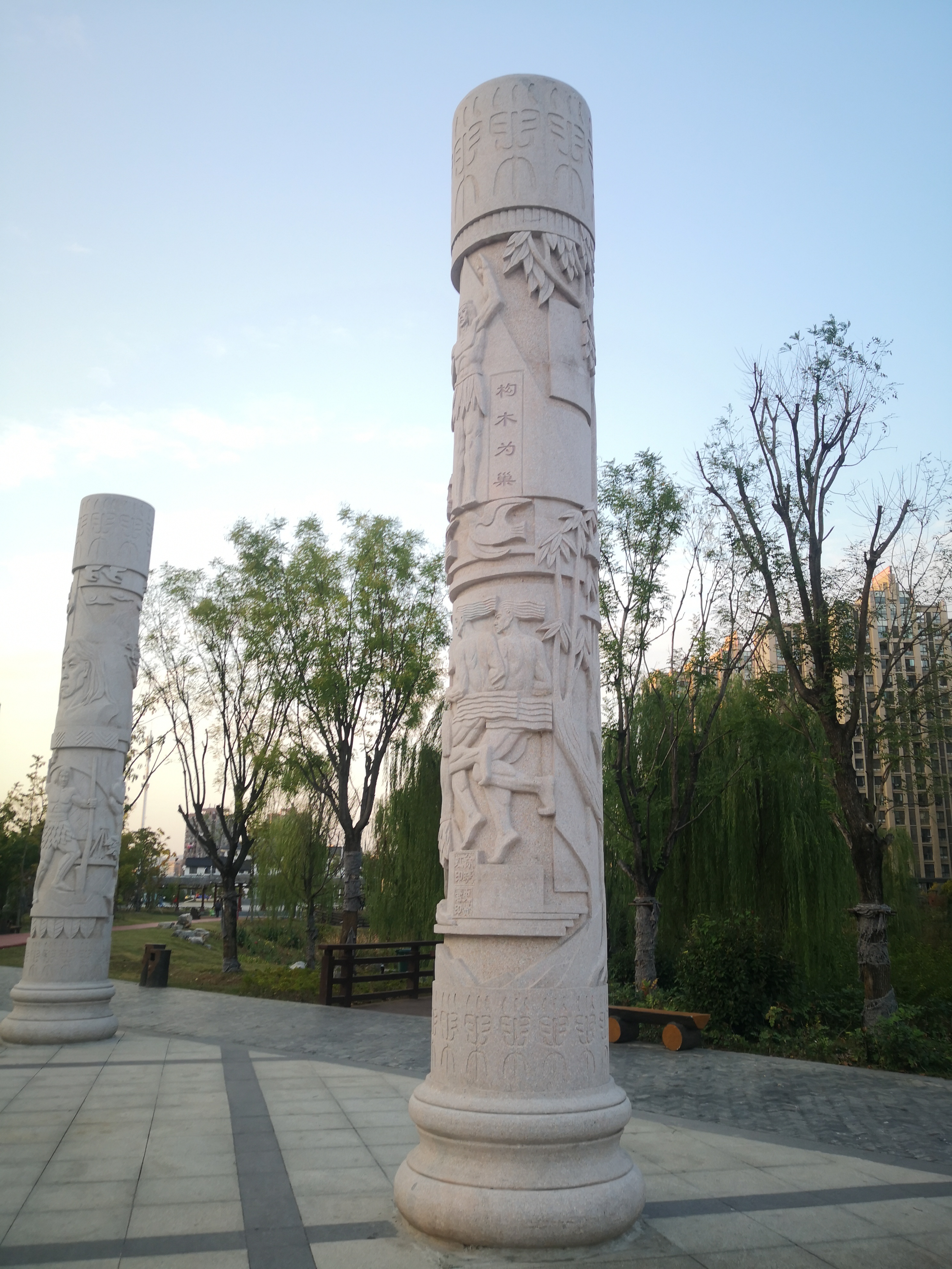 有巢氏公园主体广场~先贤的伟岸