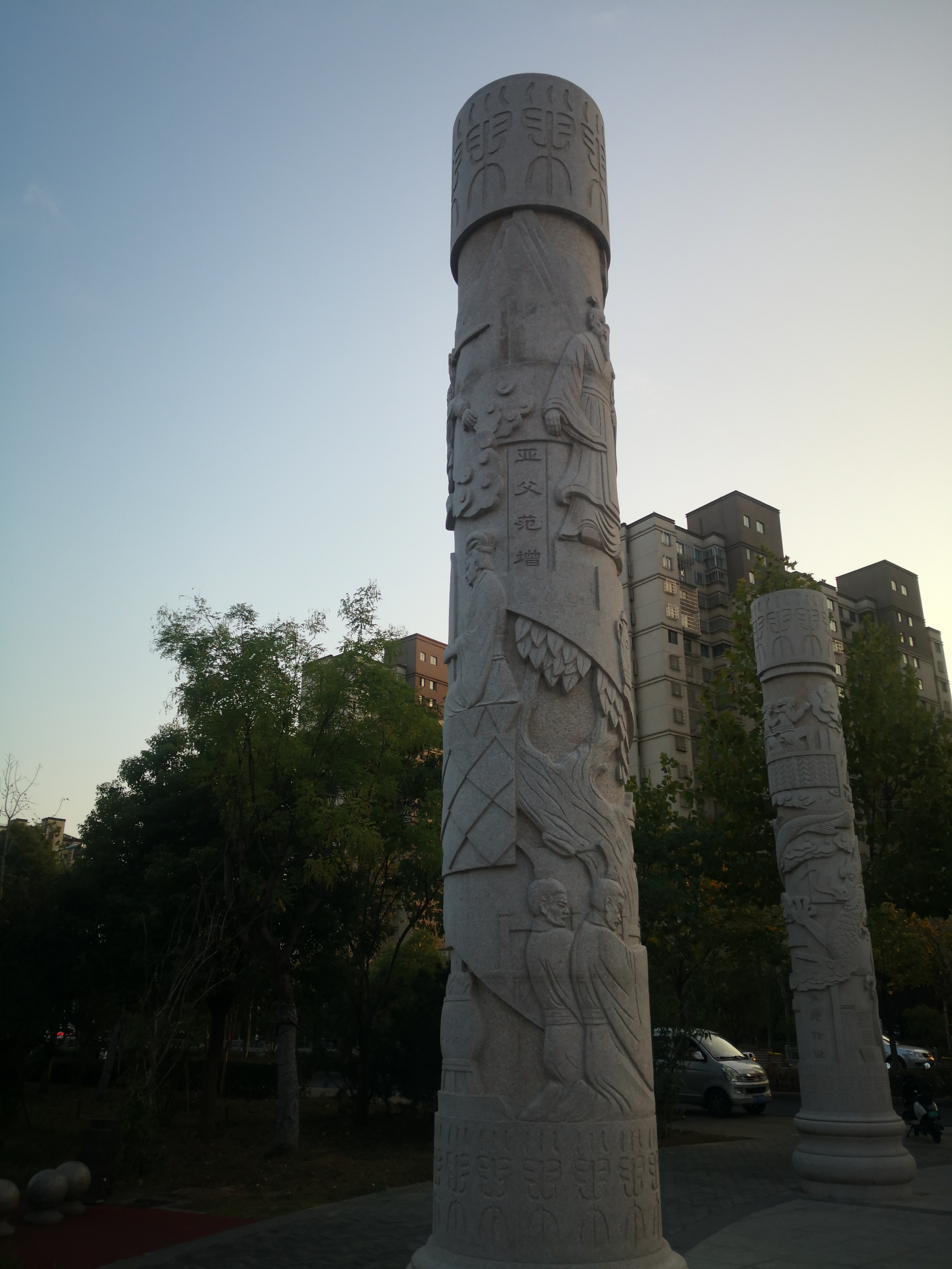有巢氏公园主体广场~先贤的伟岸