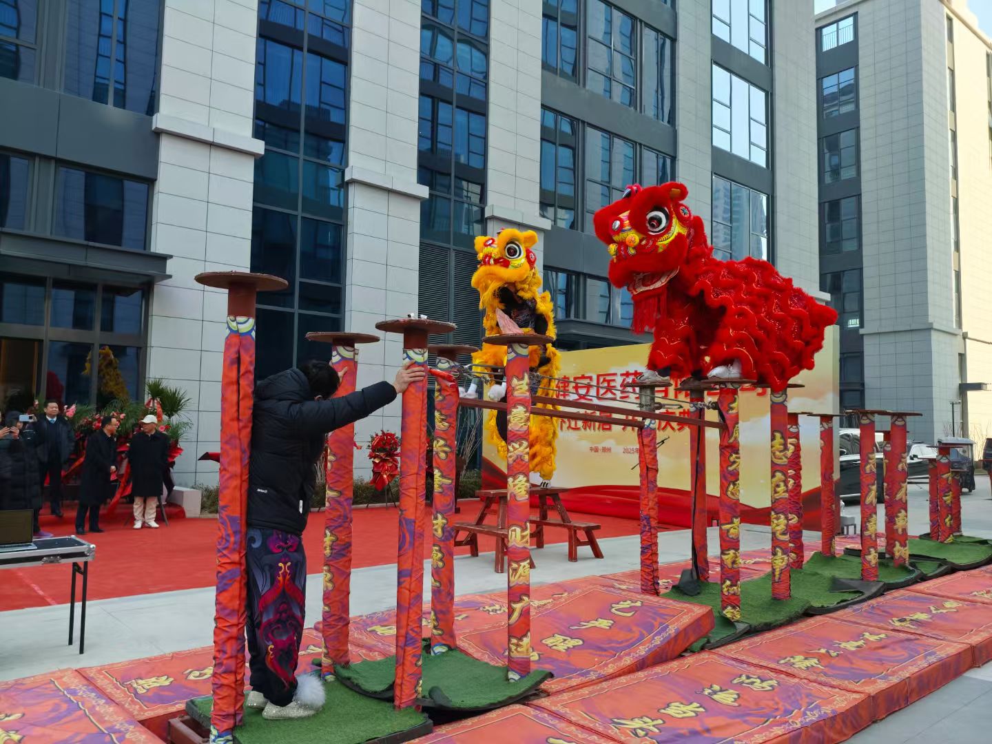 上午,盛典隆重举行,梅花桩舞狮助阵精彩演出,醒狮环节更具神圣仪式感