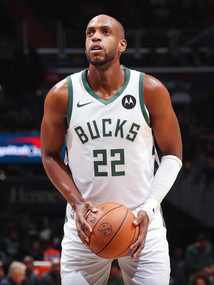 雄鹿米德尔顿13中10砍下24分3篮板10助攻!