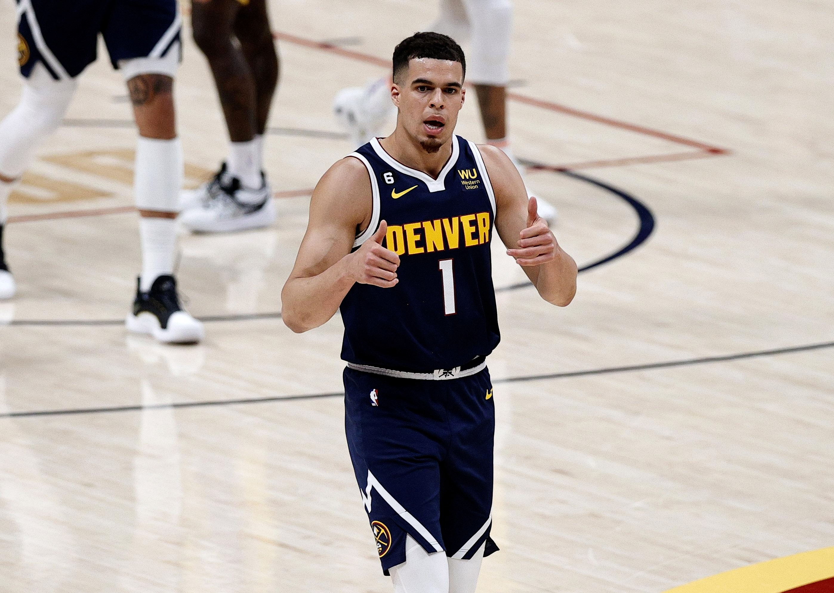 掘金球员小波特表现不错!首节就拿到10分,半场9投5中!