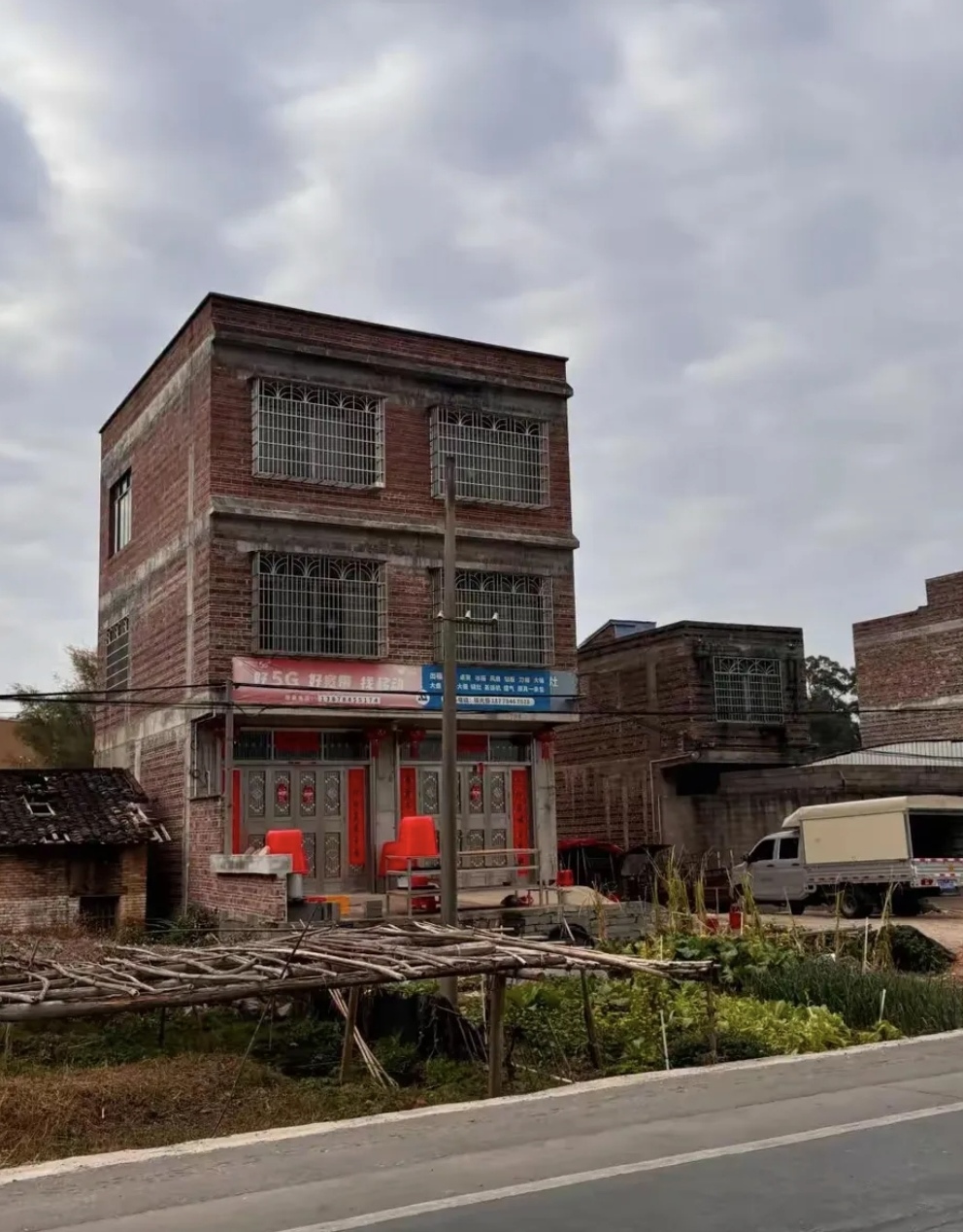 广西气候湿润,夏季高温多雨,粉刷层容易受潮脱落,发霉变色,维护成本高