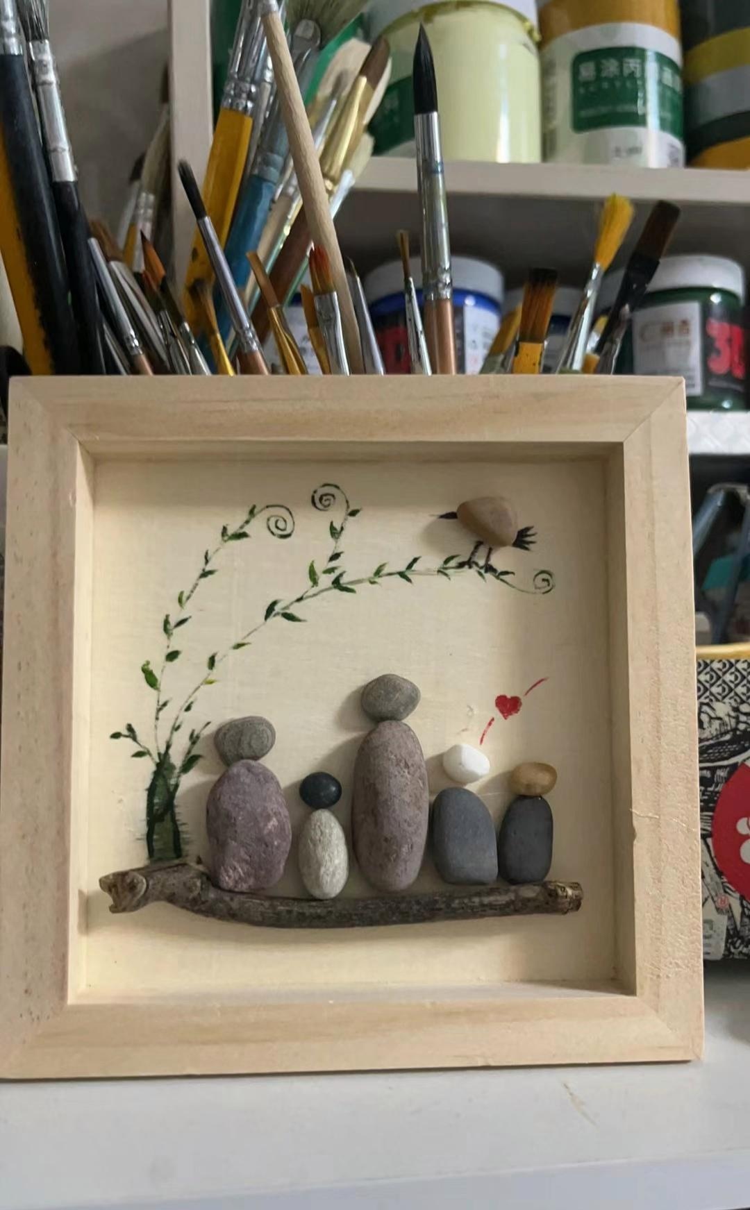 河边捡来的普通石头,在我简单制作的画框中焕发新生.