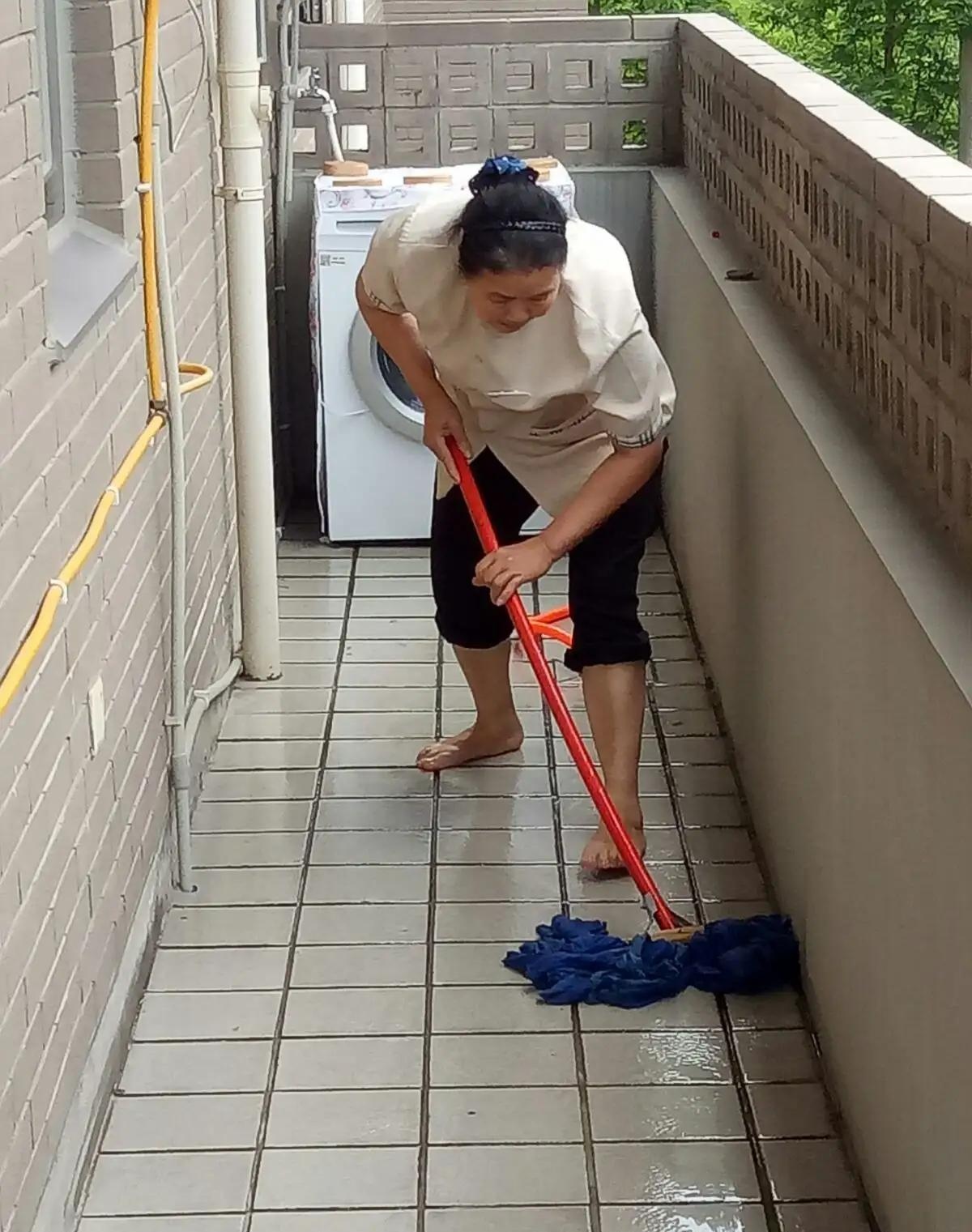 昨天去一户人家里搞卫生,我一进门就被热浪熏得头晕,说了句:"怎么不开