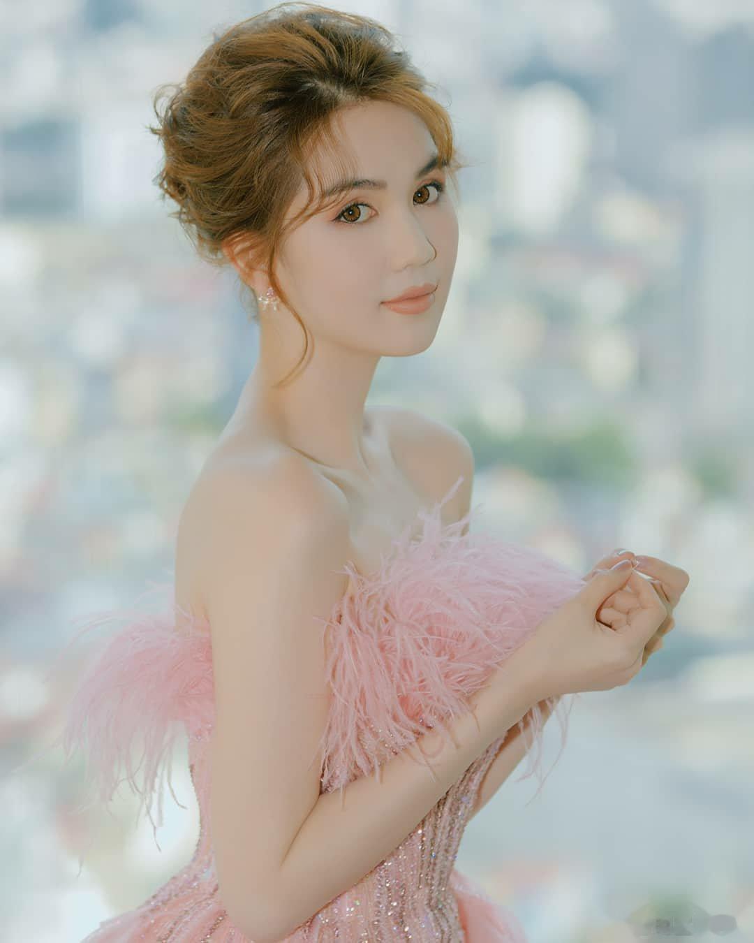 邓玉贞, 穿粉色羽毛裙的你, 美得像落入人间的仙女.#养眼美女