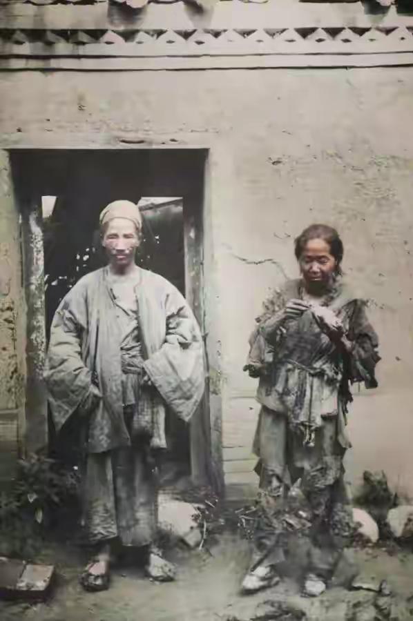 缺衣少食,衣衫褴褛,能活下去在那个年代就是幸事.#热点引擎计划