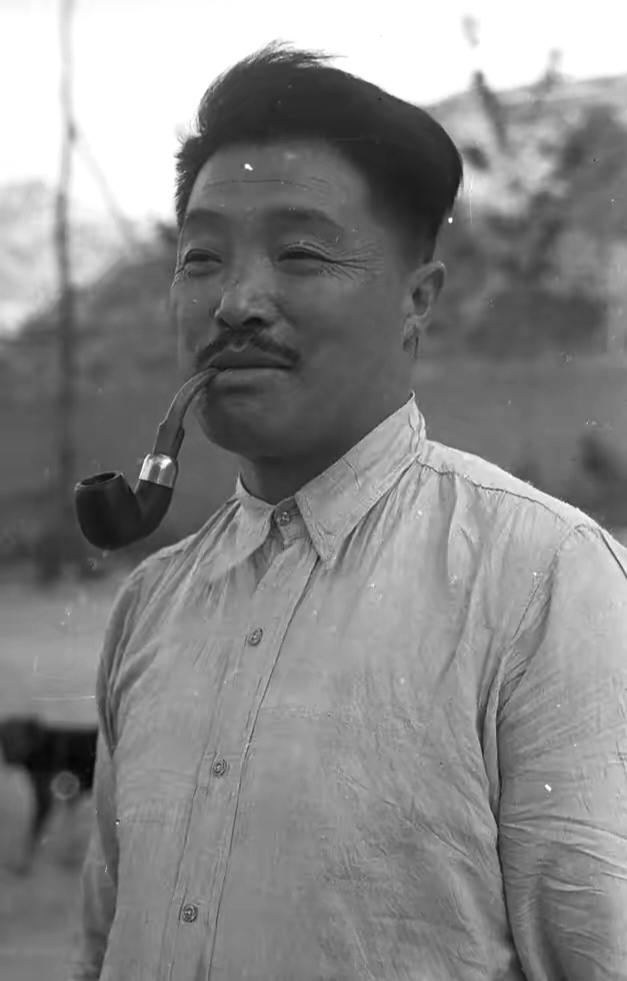 1944年,贺龙在延安,贺帅这个大烟斗真酷,贺帅当年唯一的爱好,就爱抽烟