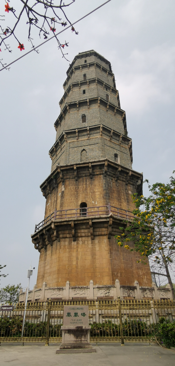 潮州凤凰塔———凤凰塔位于潮州古城外东南的韩江之滨,始建于明万历