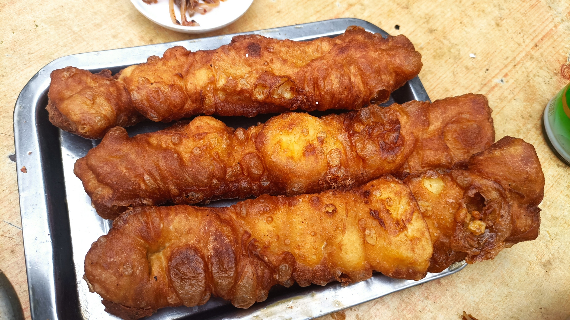 开封特有的油条灌鸡蛋,每一次来都要吃,是不是当地人都喜欢吃这个?