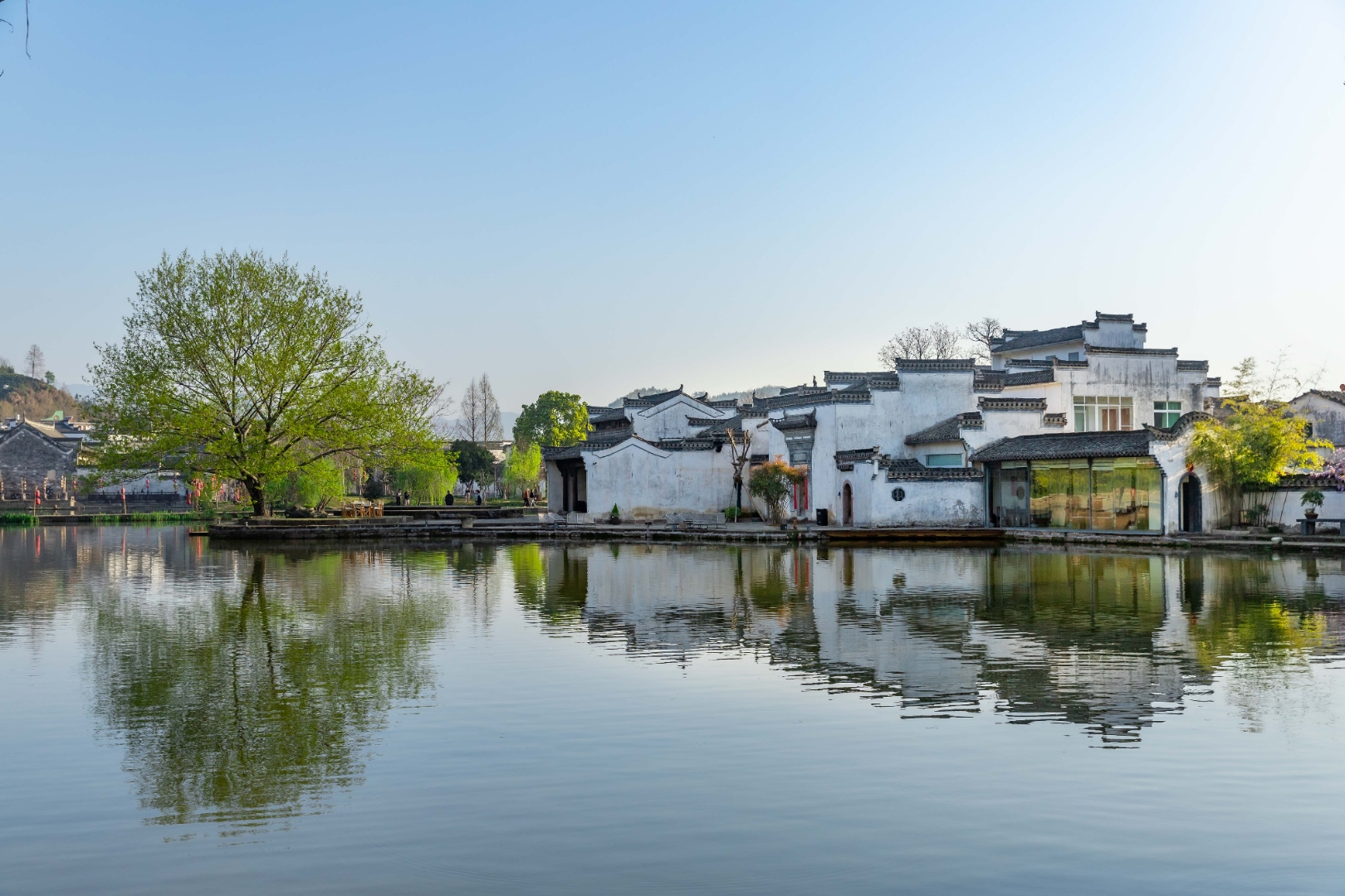 安徽黄山市徽州区的呈坎古村,平静的湖水与徽派民居在倒影中相互衬托