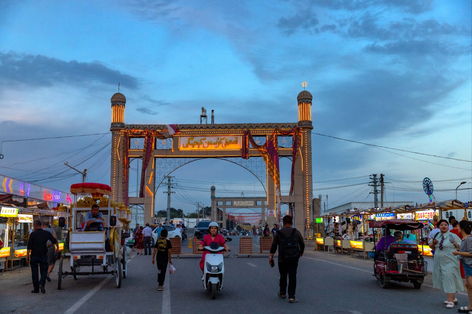 到库车后,一定要到老城转一转,最热闹的地方就是这里,广场上除了舞台