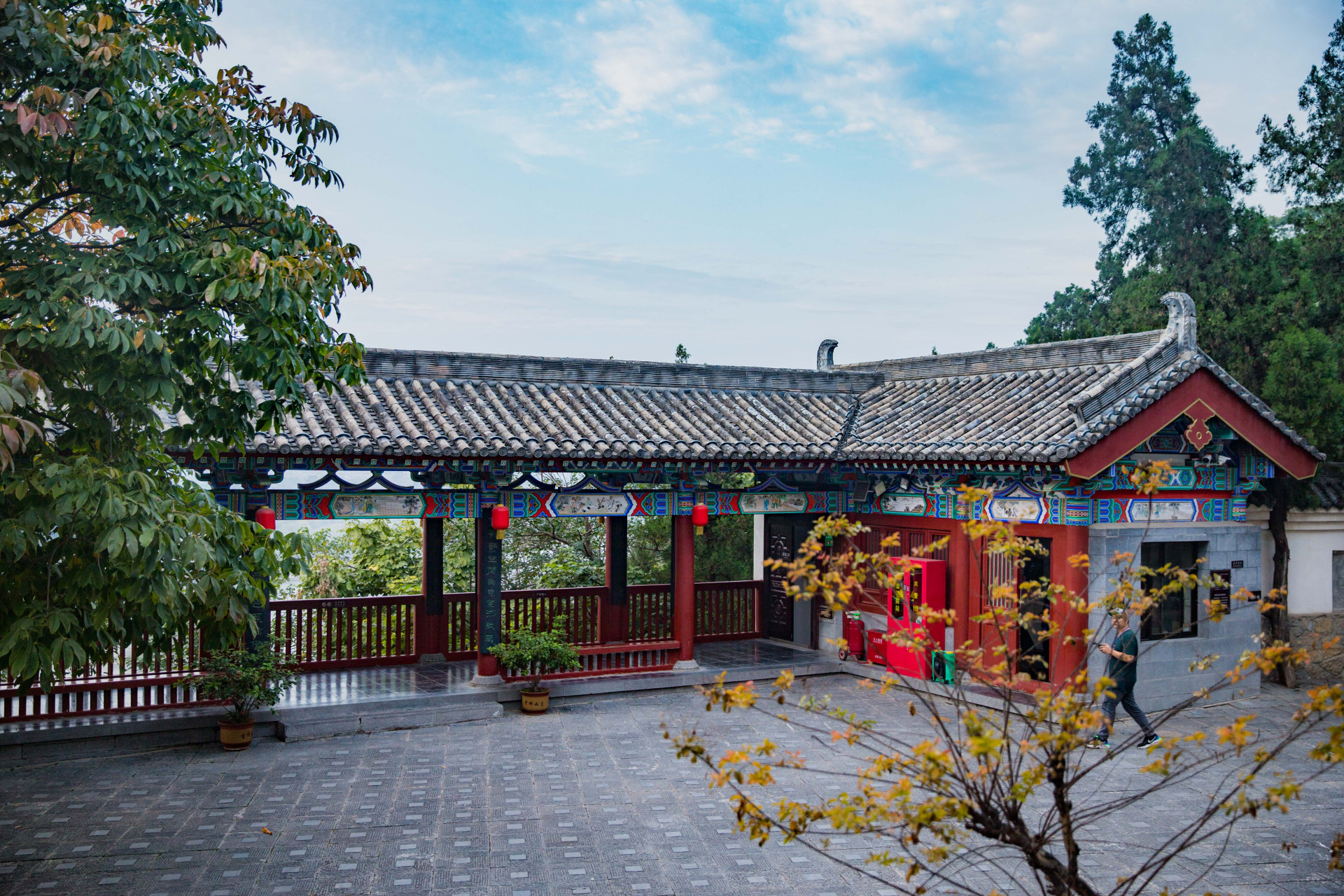 很多人到洛阳龙门石窟,看完石窟就匆匆离去,河对岸的香山寺都未曾细