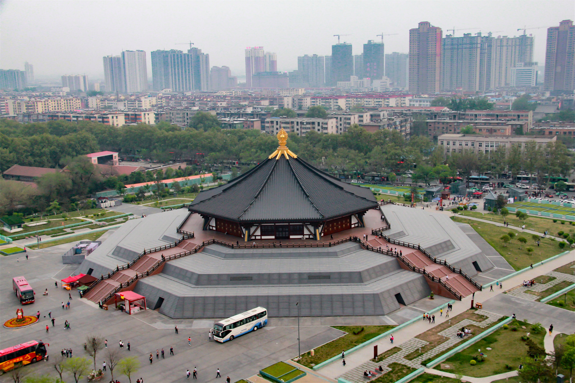 来到洛阳隋唐遗址公园,一眼就能看到的建筑,就是著名的明堂天堂,是