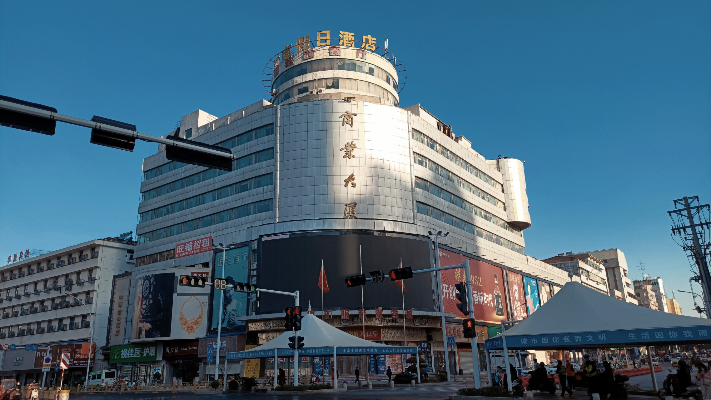 枣阳商业大厦,一座铺满枣阳一代人情怀的建筑,它的变化也是枣阳经济40