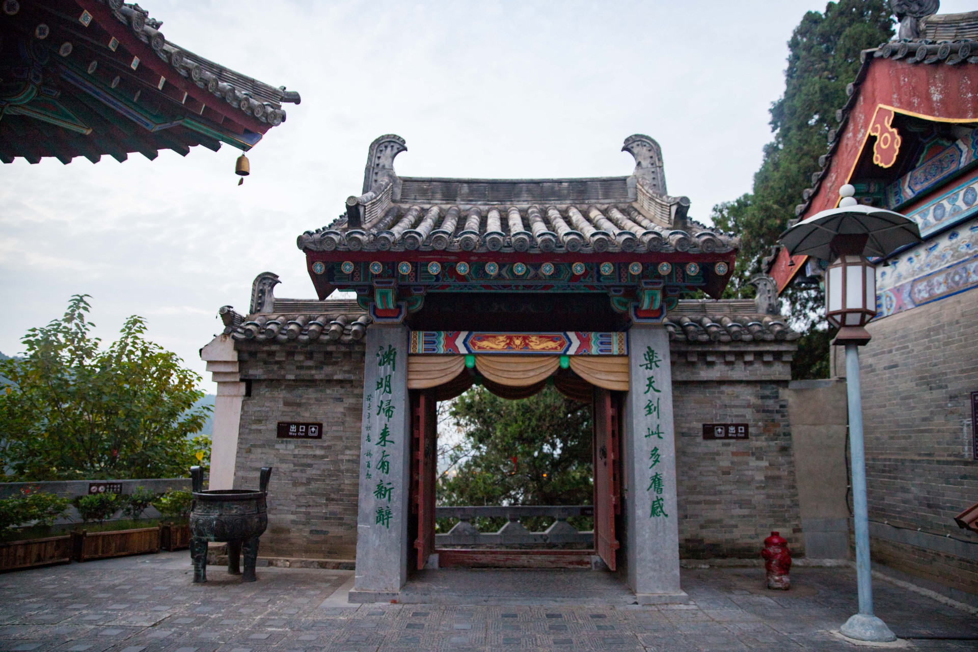 很多人到洛阳龙门石窟,看完石窟就匆匆离去,河对岸的香山寺都未曾细