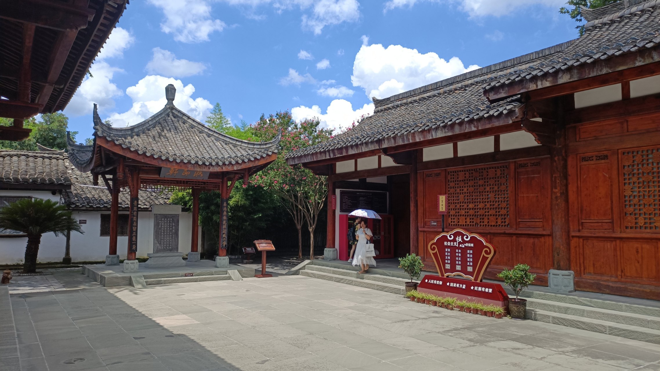 摄影证在阆中起了作用,古城内的几个收费点全部可以享受优惠,贡院