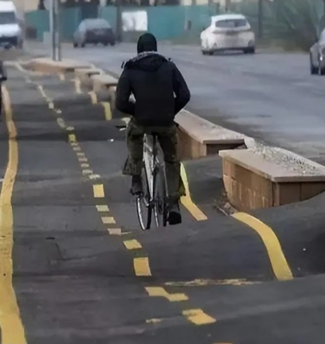 今天看到一男子骑着单车,上下起伏不定的走着,我就是奇怪,怎么会有